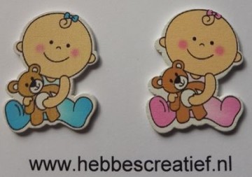 Baby met beertje van hout in blauw en roze