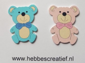 Beertje van hout in roze en blauw
