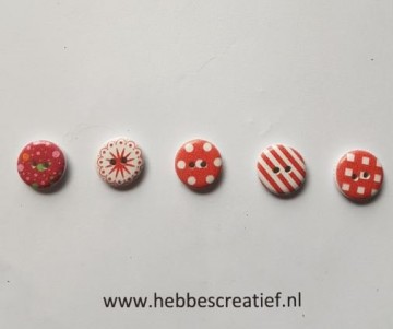 Knopen rood met allerlei patronen
