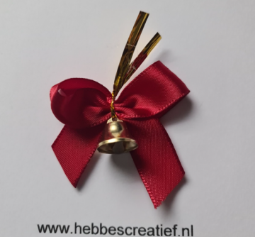 Rode strik met goudkleurig klokje